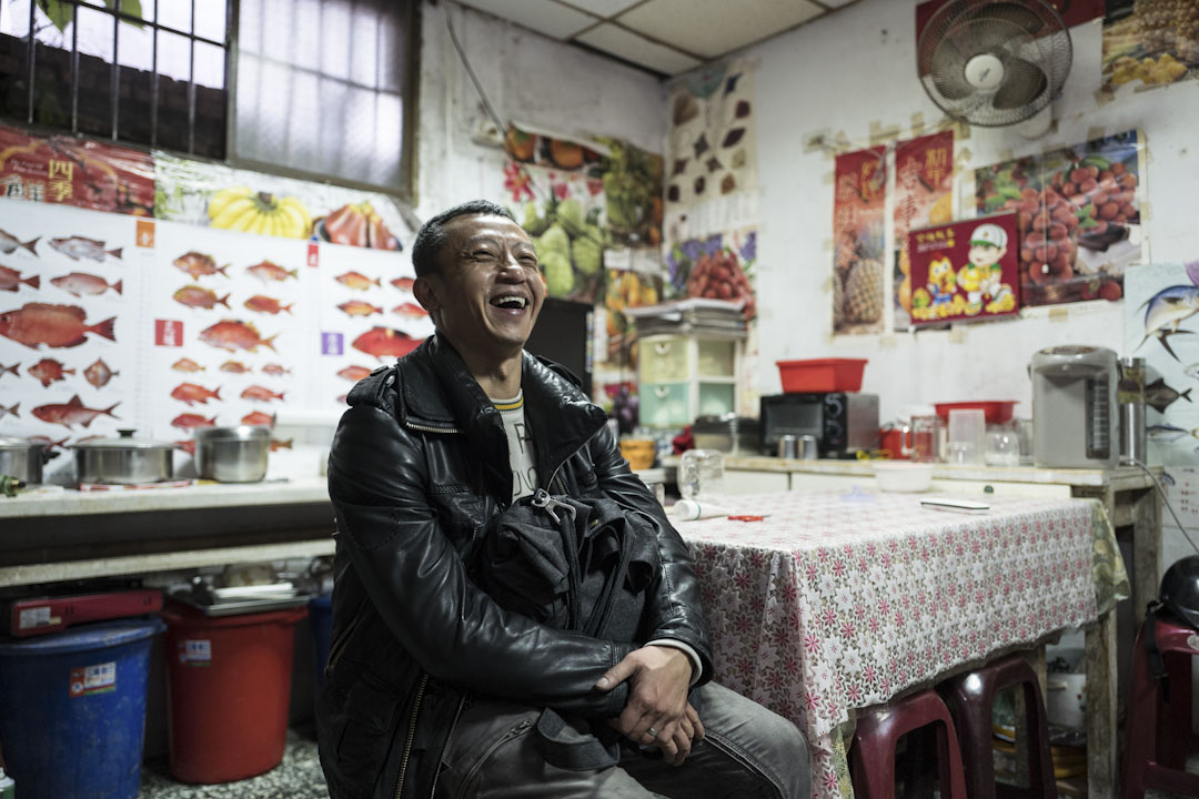楊雅喆走進路旁的小吃店,直說美麗,背景是魚的海報。
