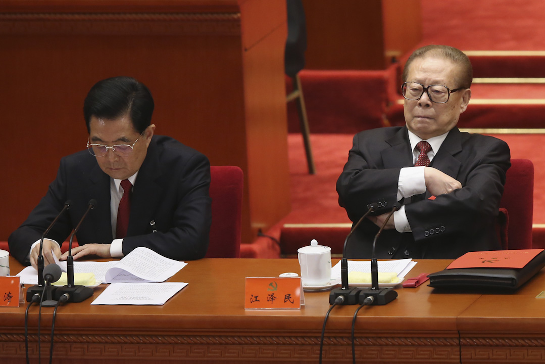 2012年11月14日：時任國家主席的胡錦濤和前國家主席江澤民出席中國共產黨十八大閉幕式。