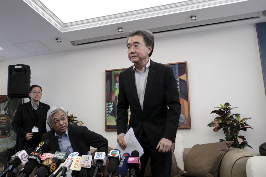 浸會大學校長錢大康於1月24日召開記者會回應學生佔領語文中心事件,期間一度哽咽。