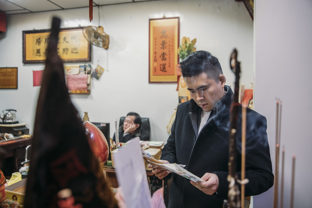 王炳忠時常前往父親王進步(左)主持的板橋玉旨代天府祭拜、問事。