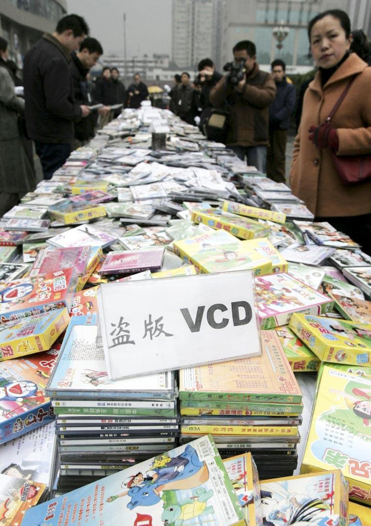 九十年代開始，隨着盜版VCD和DVD的流行，外國電影大部分都唾手可得，內參片也就不顯那麼資源稀缺了。 