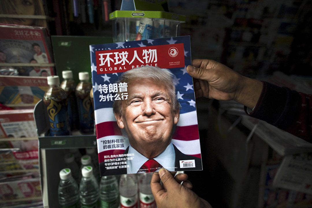 在美国总统大选过程中,特朗普多次声称一旦当选就要把中国标注为汇率操纵国。在2015年一次竞选集会上,特朗普炫耀说他“击败了中国人”,2016年一个集会上,特朗普更声称“中国正在强奸我们国家”。图为2016年11月14日,北京报摊发售一本封面以“特朗普胜出美国总统大选”时事杂志。