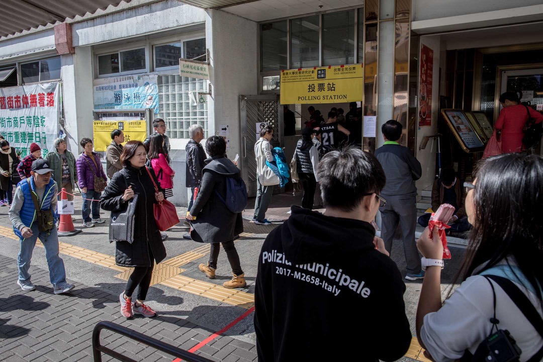 1月14日,民主派初選投票日,大批選民到九龍西石硤尾實體票站排隊投票。