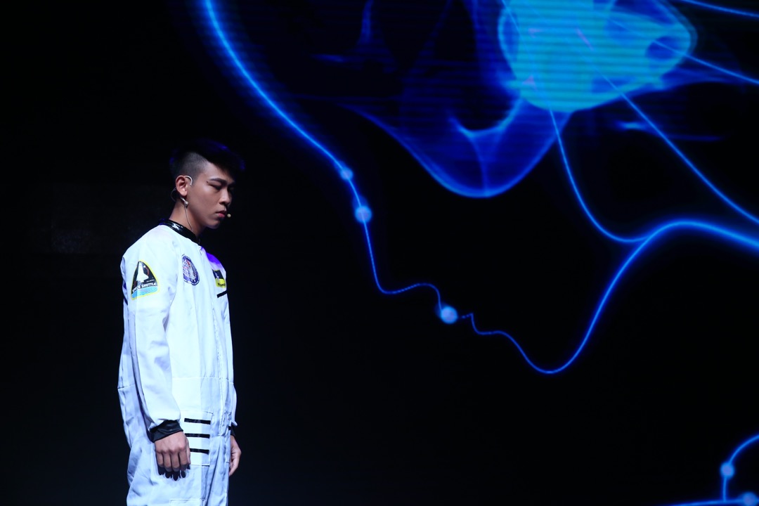 各类真实故事改编的非虚构剧本写作，是《镜文学》的强项。图为表演者在镜文学发布会上演出作品《红星孤旅》。