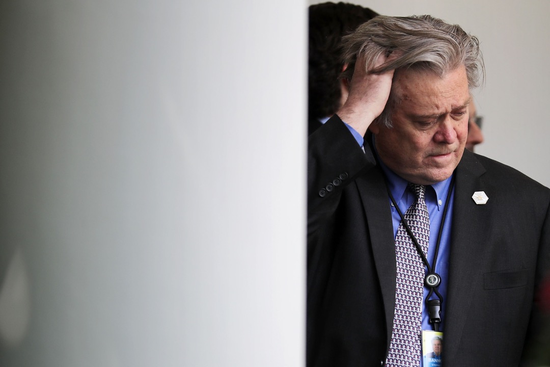 班農擔任主席的另類右派網站Breitbart在大選中借勢崛起,影響力大大提升,但媒體也要有背後金主支撐。最近《火與怒》一書讓特班之爭公開化後,曾經支持過班農和Breitbart的億萬富翁Mercer家族立即切斷了與班農的關係,Breitbart亦隨即清理門戶,把班農開除。