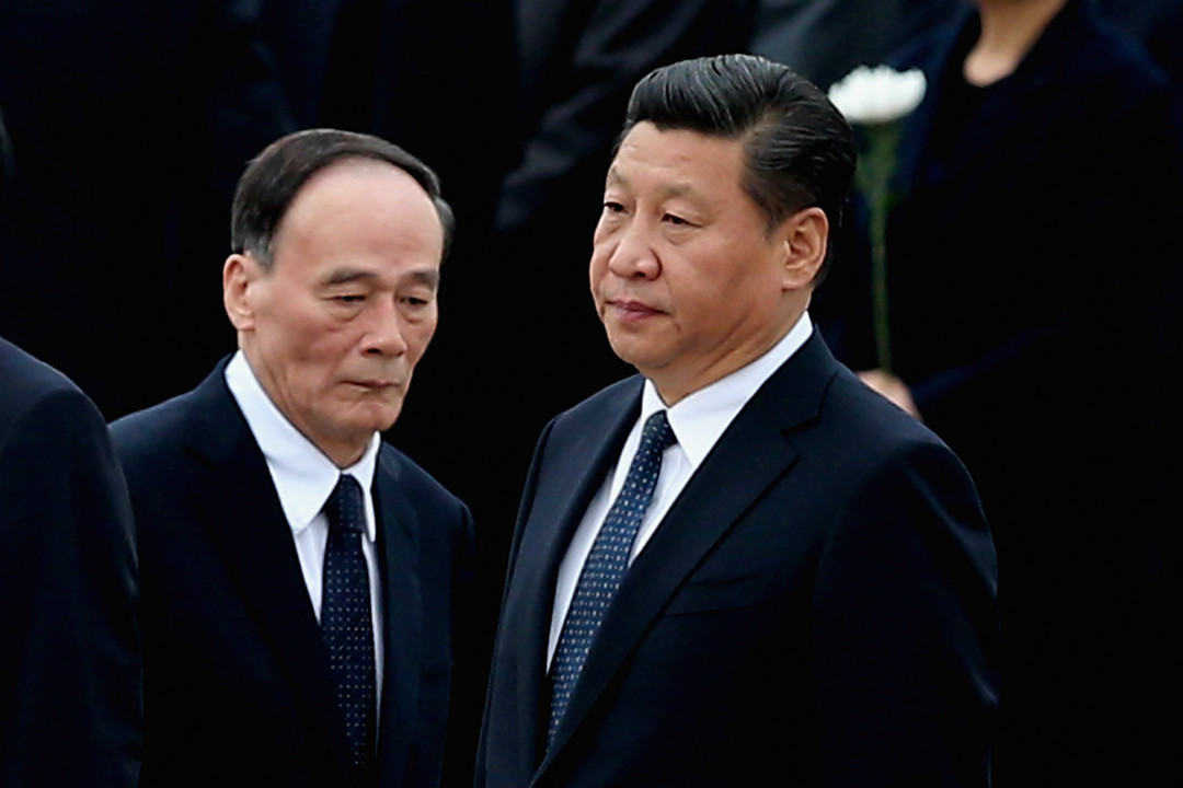 2014年9月30日,时任中纪委书记王岐山与中国国家主席习近平在天安门广场人民英雄纪念碑前参加烈士节庆祝仪式。