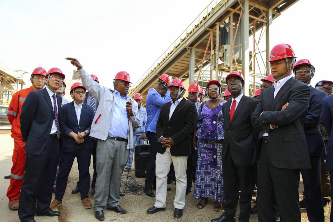 2015年7月28日,刚果金现任总统卡比拉(Joseph Kabila Kabange)与政府官员一同参观刚果金的华刚矿业的工地。