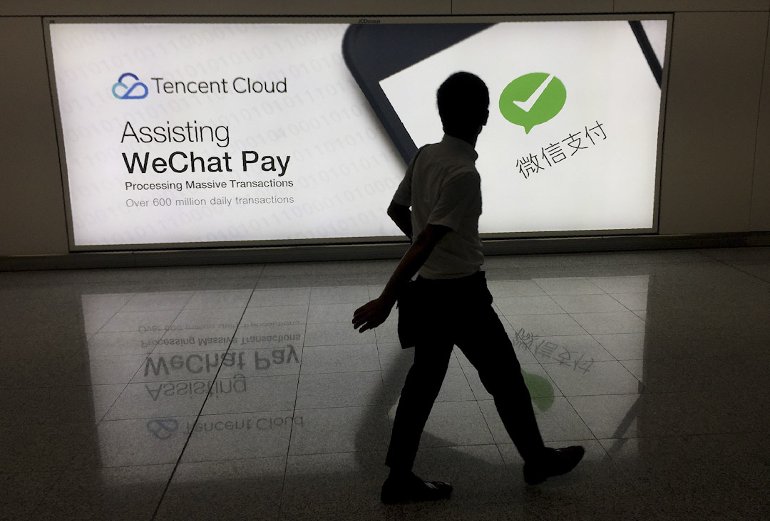 香港國際機場,一名男士經過微信社交媒體平台的廣告。
