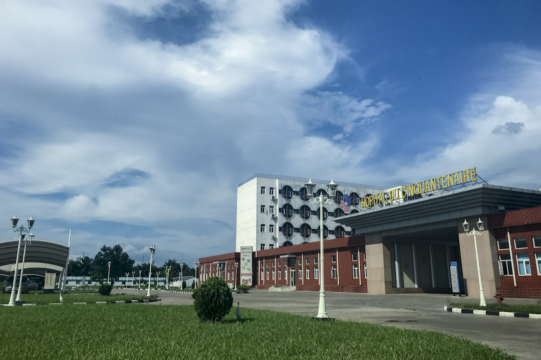 “金沙萨50周年医院”是华刚协议第一批基建项目之一,造价9987万美金,主要修缮了比利时殖民时期留下的医院,占地大而整洁,门诊楼前有大块干净的草坪。
