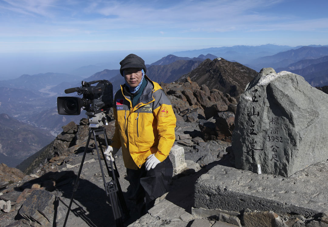 2009年12月9日，柯金源在玉山主峰拍攝高山生態。