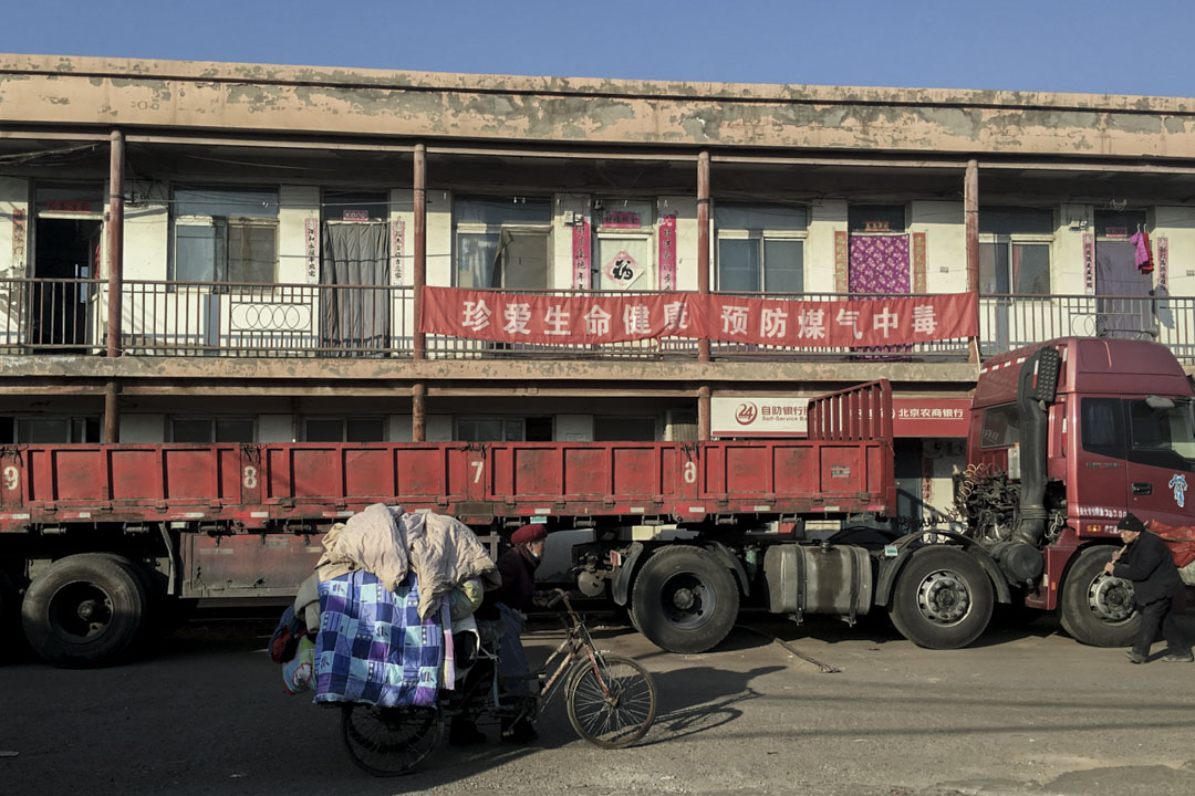 废品市场的快速拆迁伴随着城市废品的快速增长,政府驱赶了20万的京城拾荒者,北京的垃圾处理面临重大问题。图为两位运送垃圾的拾荒老人。