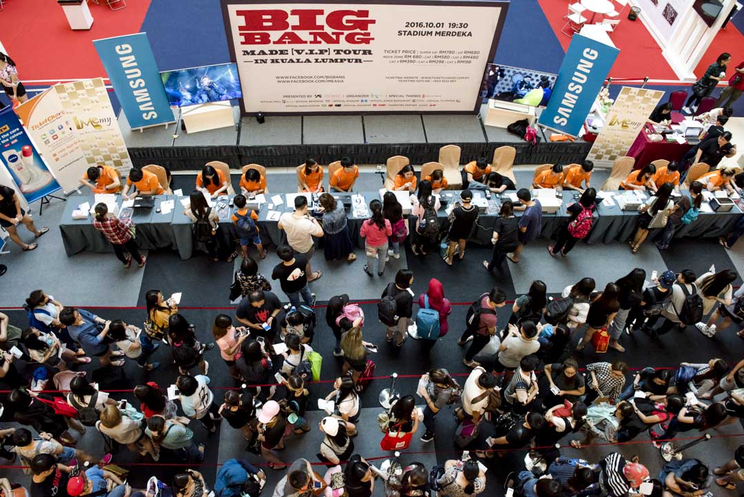 2016年9月4日，數百名南韓偶像團體Big Bang的歌迷在馬來西亞吉隆坡排隊購買其演唱會門票。