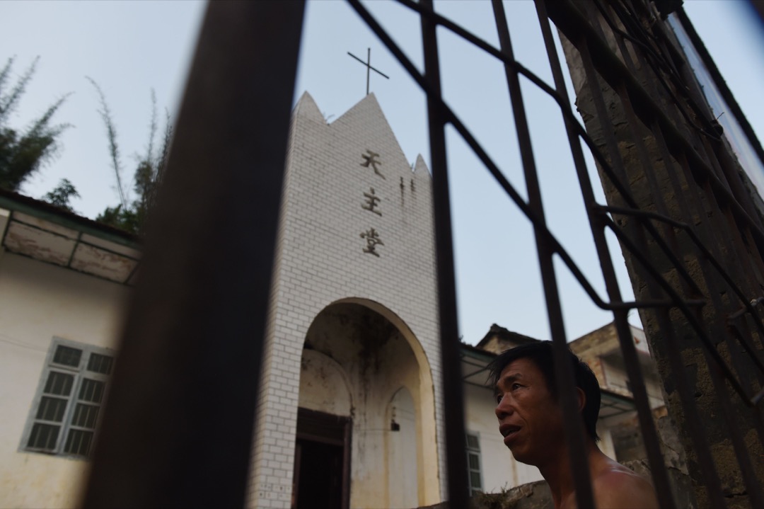 在香港教區榮休主教陳日君樞機發表博文批評教廷政策「負賣教會」，表示甘心做現時中梵協議的「最大的阻礙」後，教廷國務卿帕羅林樞機在專訪中表明希望假以時日，不用再分別「合法」或「非法」、「地下」或「官方」主教，而是大家以「兄弟姐妹」相稱，講求合作與共融。