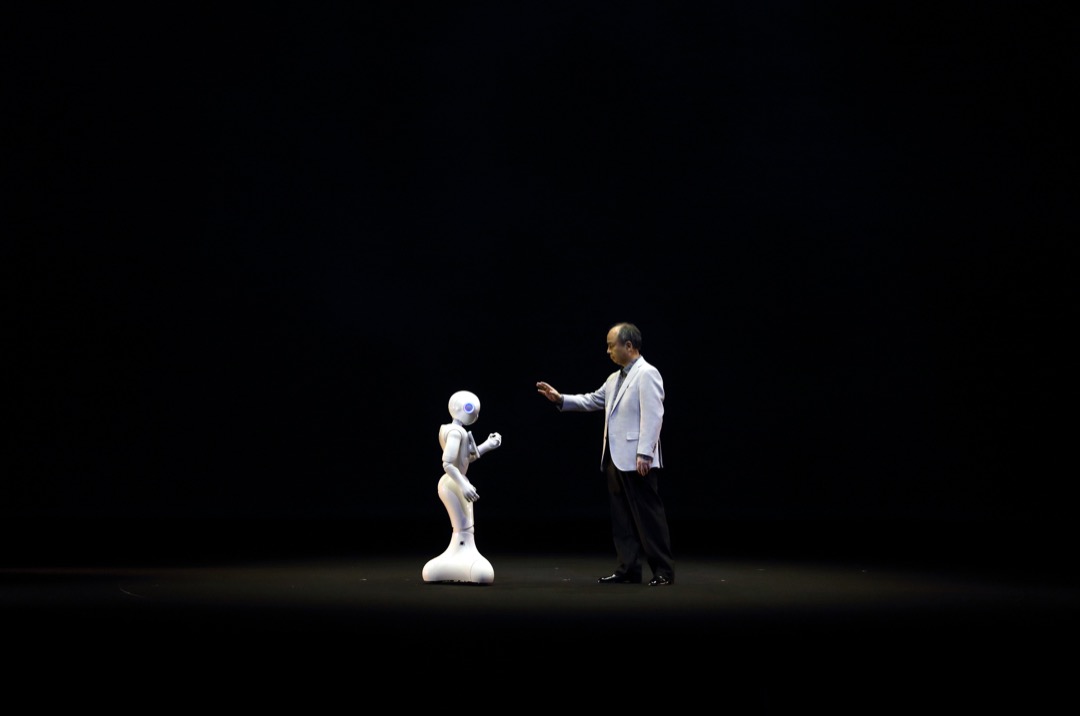 谷歌的库兹韦尔(Ray Kurzweil)在《奇点将至》一书中预测技术将呈现指数级增长。机器智能将首先企及人类智能的水平,一旦达到转折性的“奇点”,就会以递归式的、自我改进的螺旋方式迅速提升,成为“超级智能”,将无限超越所有人类智能的总合。