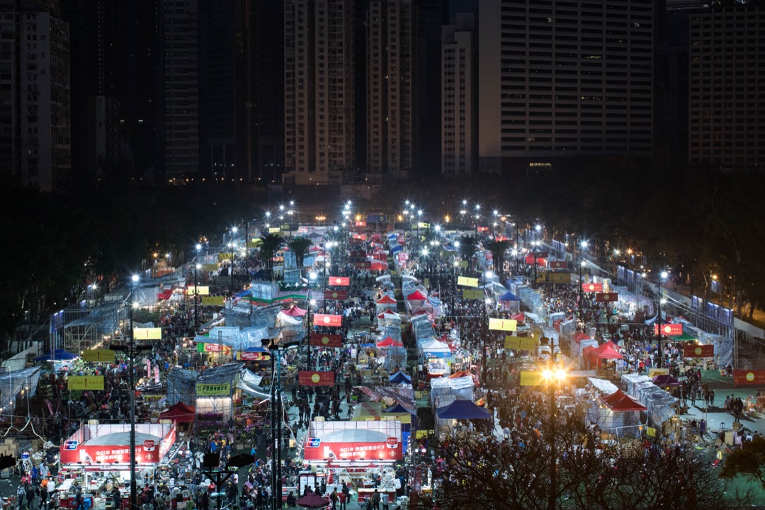 2018年2月16日,隨著年初一的太陽逐漸升起,在香港維多利亞公園舉行的年宵市場亦開始步入尾聲,擺賣的攤檔都紛紛盡最後努力把貨品都賣光。