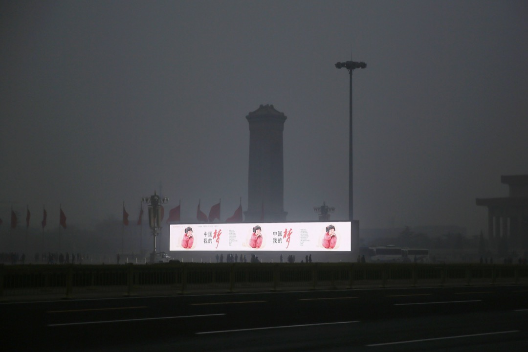 比如說小說裏的那個關鍵機器「夢造儀」,看起來非常高科技,實際上和街道辦寫滿城鄉的牆壁的中國夢宣傳畫並沒本質差異,前者為器,後者為魂,哪個洗腦力度更強還說不好呢。