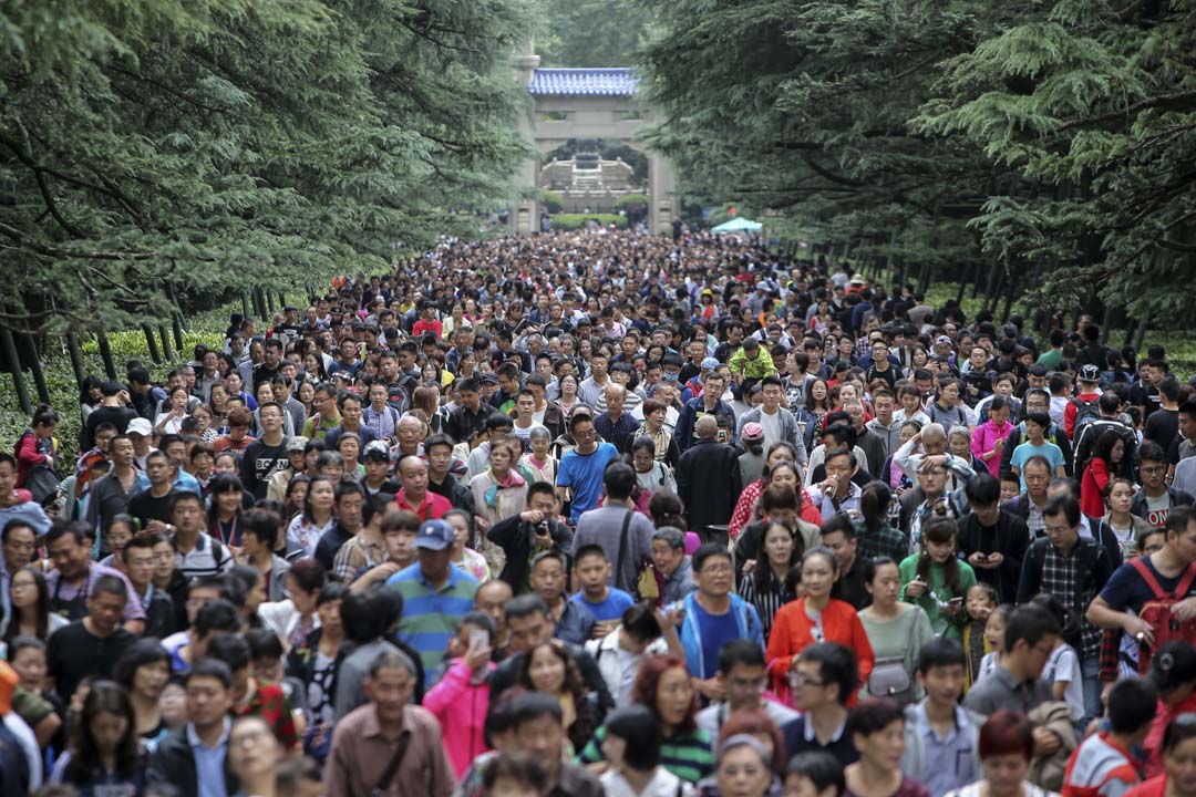 在政府管理方面,大數據的應用領域廣泛,如利用移動通信等大數據監控公共場所的人群流量。圖為2017年國慶期間,南京市的大量遊客聚集在中山陵園。