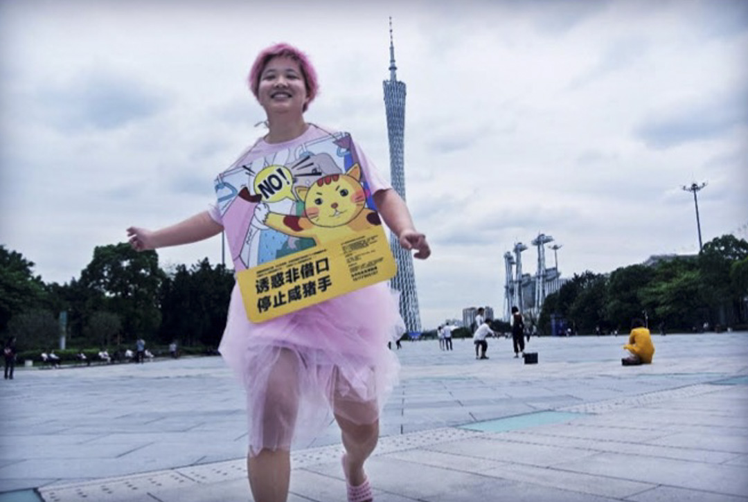 張累累發起了一個非常有創意的行動,她把反性騷擾的公益廣告縮小,掛在身上,宣布她要把這個牌子掛在身上一個月,同時她也呼籲全國各地的關注這議題的人也一起來和她背這個牌子。