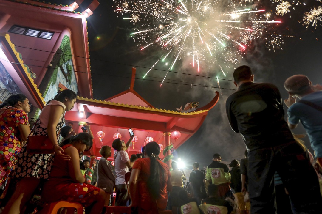 2018年2月16日,印尼棉蘭,人們到 Pak Pie Hut Cou 寺觀看農曆新年煙花。