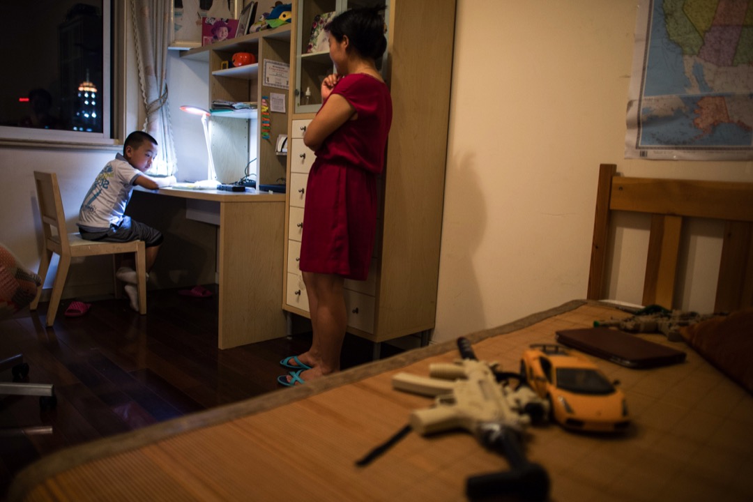 各種規矩都由成人所設,但成人有不遵守的自由,還焦慮如果孩子不守規矩未來可能殺人放火,所以必須先以暴力讓孩子屈服,並名之為管教。