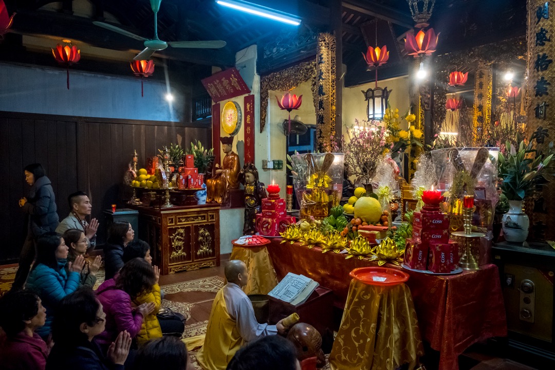 2018年2月16日,越南河內,人們在農曆年初一到老城區的一所寺廟拜神。