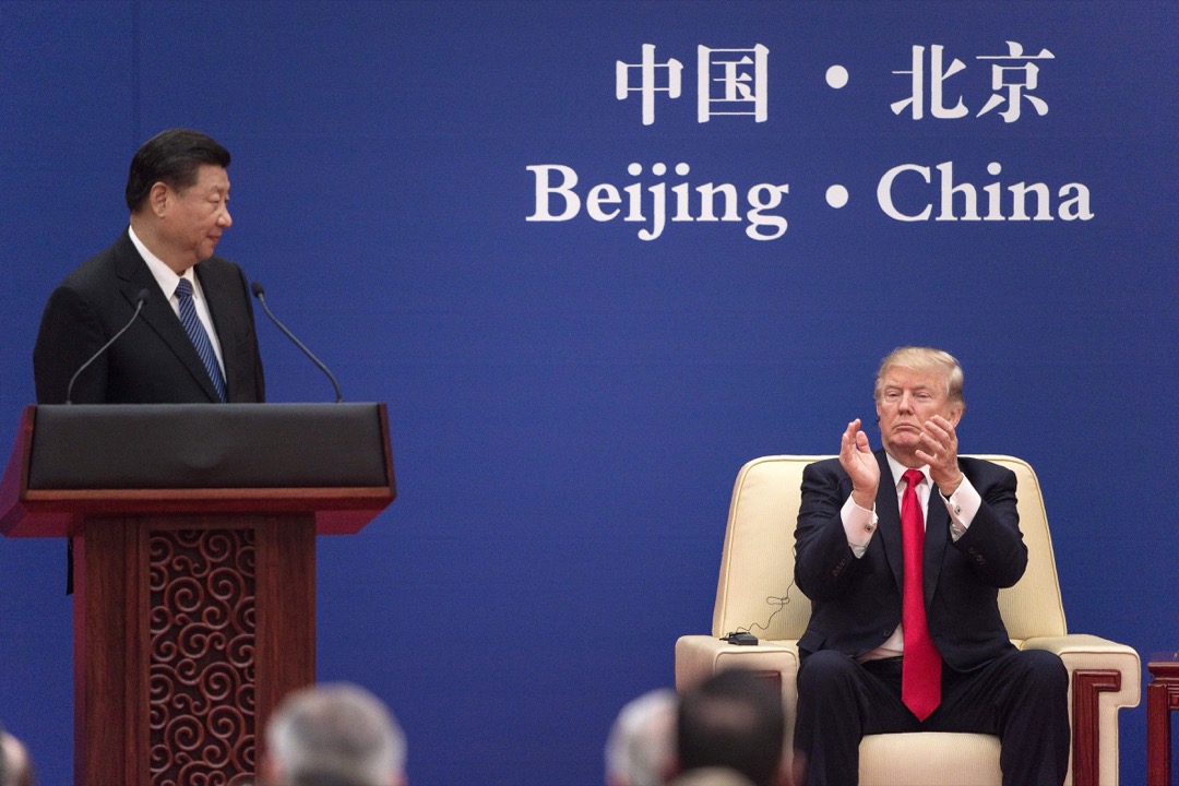 11月特朗普访中,中国准备了号称2500亿美元的合作计划。这是为满足特朗普好大喜功而拼凑出的产物:很多条款不是以前合约的继续,就是没有绑定落实的备忘录,不少还是「远水不能救近火」的长期投资计划,水分相当惊人。