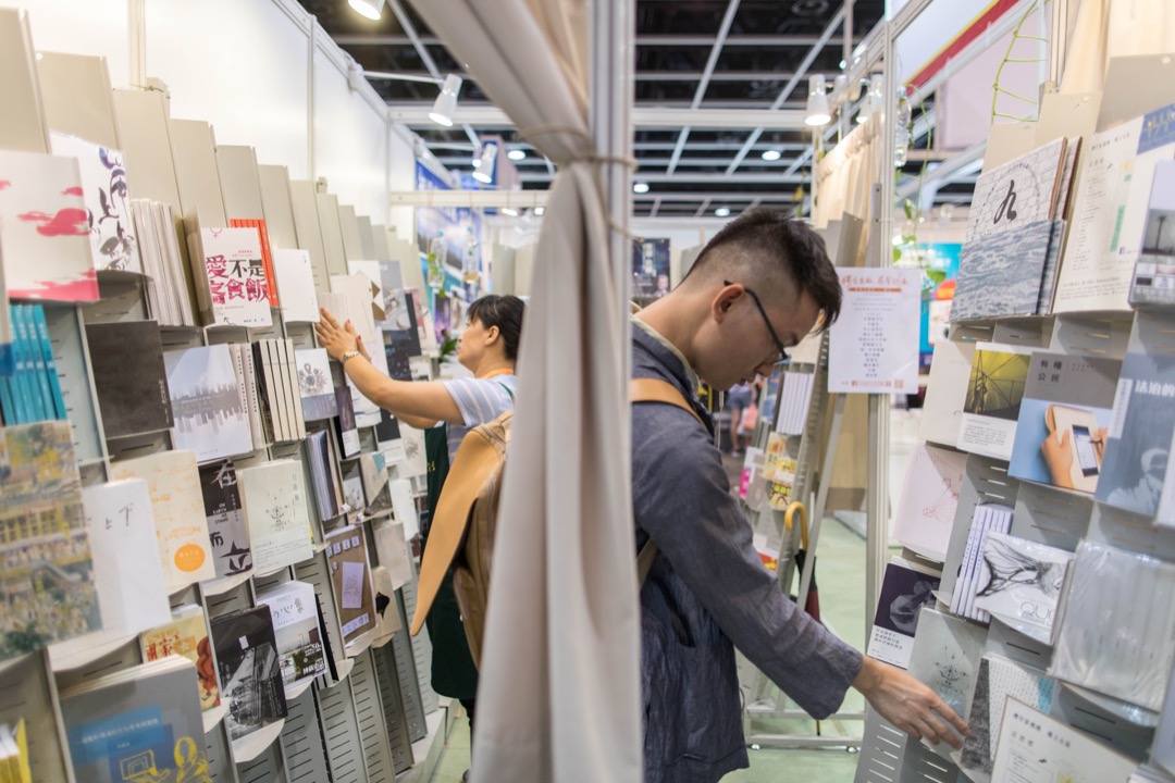 港台的相异局面除了源自出版内在的系统外,文化与知识生产的开放结构也许亦是根本的问题。图为2017年书展,独立出版书籍的摊位在场馆里就只占一家出版社的摊位的一个小角落。