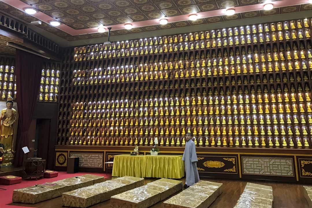 佛堂四周的牆面上,布滿了小小的木製佛龕,每個佛龕裏都擺了金色的觀音像,統共有2088座之多。