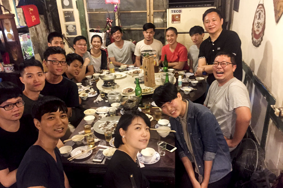 2017年7月，王丹離開台灣前與學生們聚會，太陽花學運領袖林飛帆、陳為廷也在座，王丹與學生們合影留念，而聚會的地點選在阿才的店。