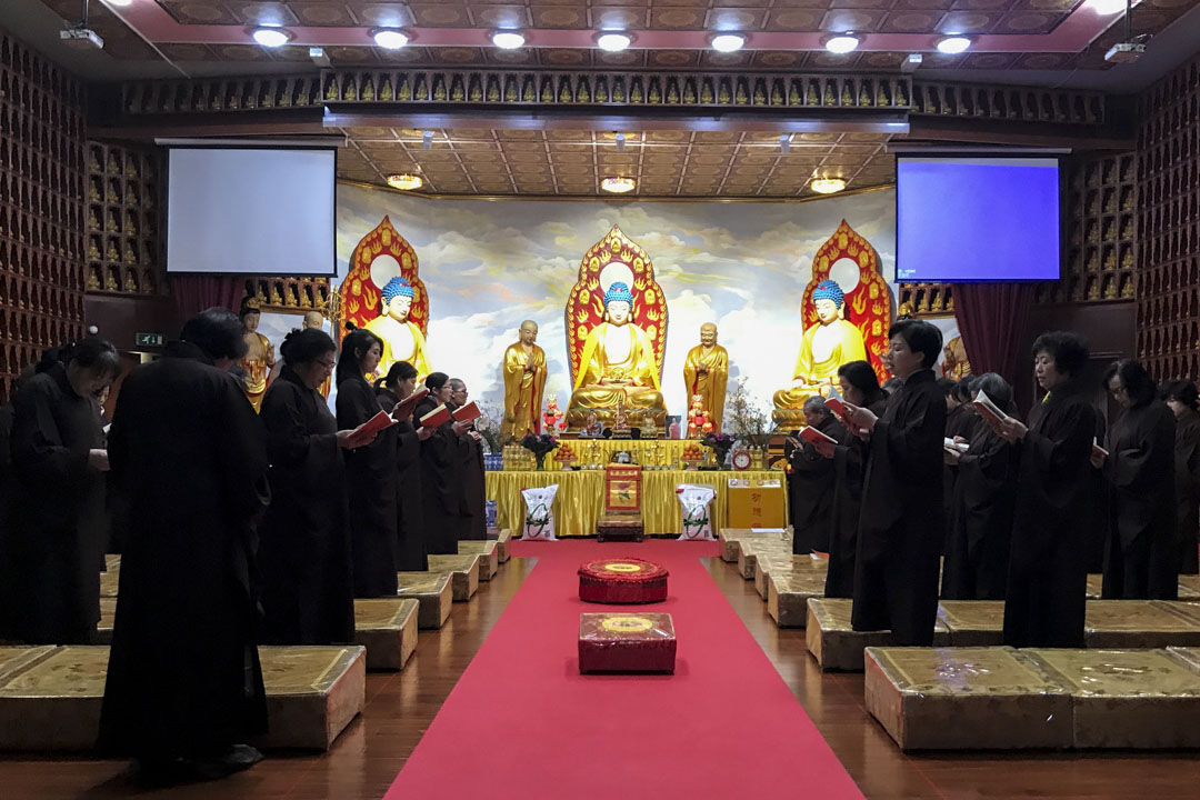 大悲寺佛堂裏端坐的三十多位信眾,欣欣向榮的烏特勒支大悲寺,開光兩年後已經可以完全透過香火錢和做法事的收入週轉。