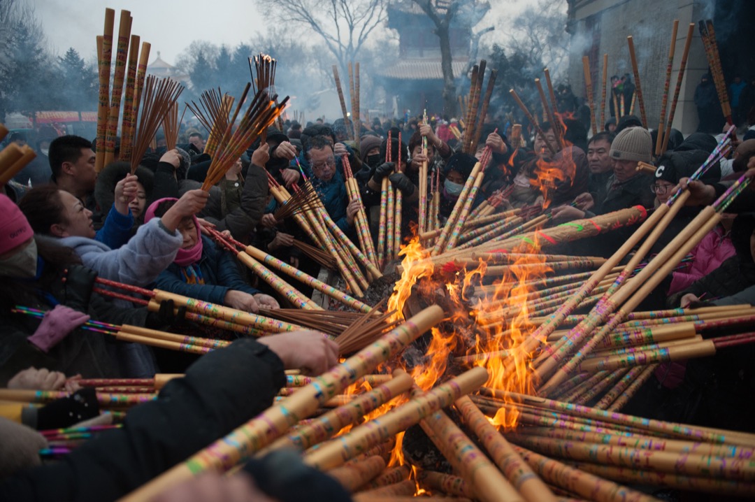 2018年2月16日,中國黑龍江齊齊哈爾,當地民眾在農曆年初一到大乘寺祈求來年健康幸福,期間多民信眾爭先點燃手上的線香。
