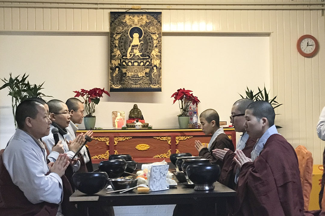 龍泉大悲寺常駐廟裏的比丘尼目前有八位,她們約莫三十歲上下,都是釋學誠「賢」字輩弟子。