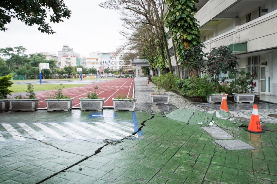 从一般学校校园防灾与防灾教育现况来说,台湾高中职以下的各级学校,在灾害的减灾、整备方面,目前除了消防安全依法执行、校舍建筑物的结构安全等方面受到重视之外,其他各方面的减灾、整备工作都相当不足。图为花莲地震中一所受影响的学校。
