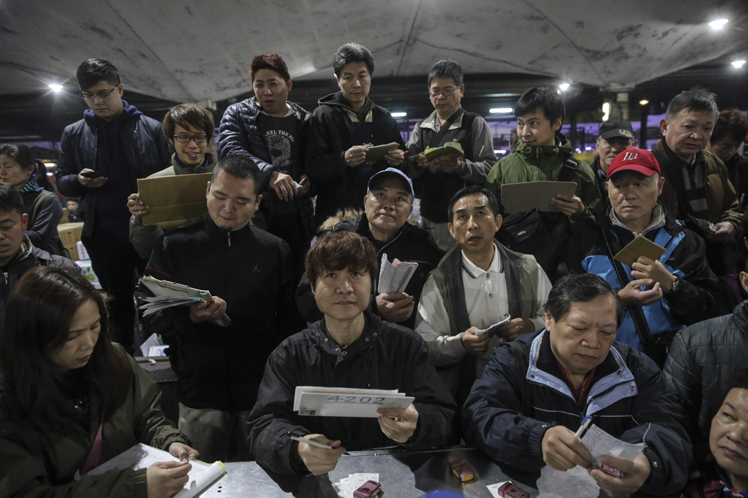 為了事先預防產銷失衡，每位拍賣員都會與參與共同運銷的產地農民保持良好關係，在買賣之間，北農基層員工必須謹守分寸，不能直接「介入」市場，卻要盡力傳達市場資訊，務求交易秩序平穩。因此，每日北農的蔬果拍賣價格，公信力十足，是全台蔬果價格的參考基準，扮演安定民生物價的關鍵角色。