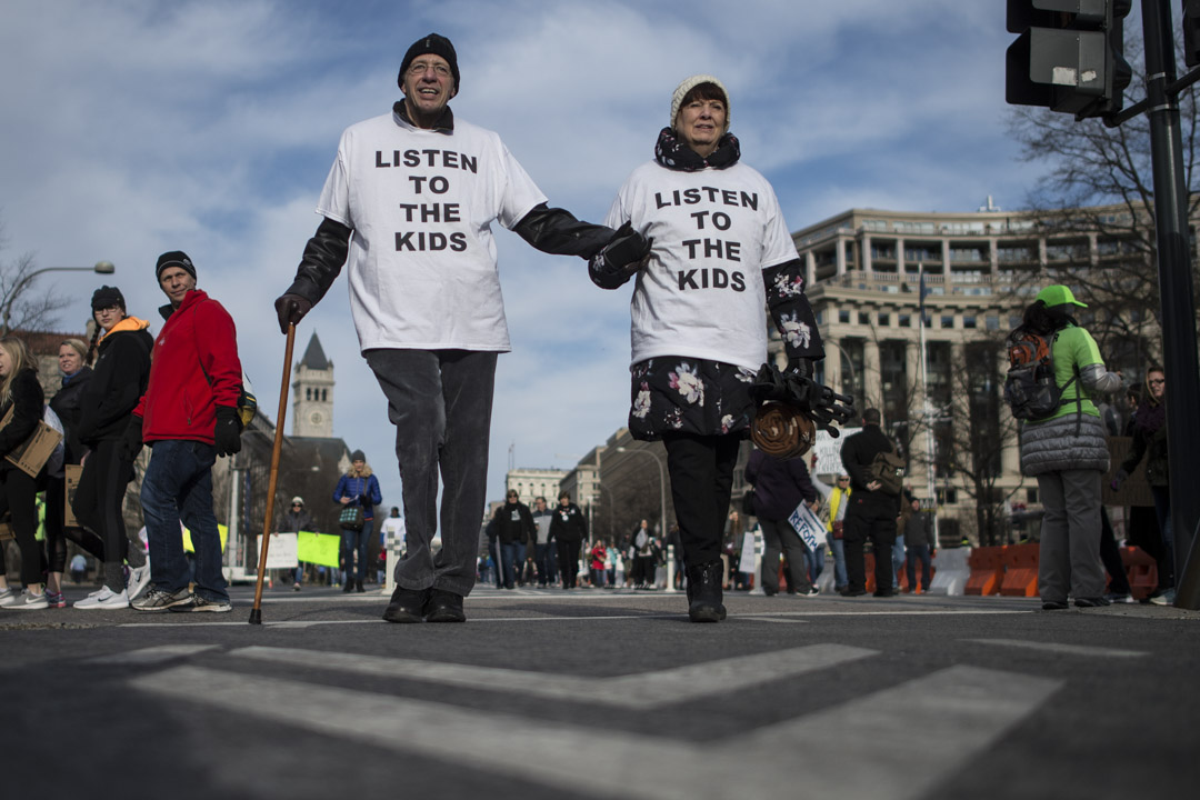 美国首都华盛顿,参与“March for Our Lives”全国性枪械管制游行活动的民众,陆续游行到将会举行集会举行的宾夕法尼亚大道。