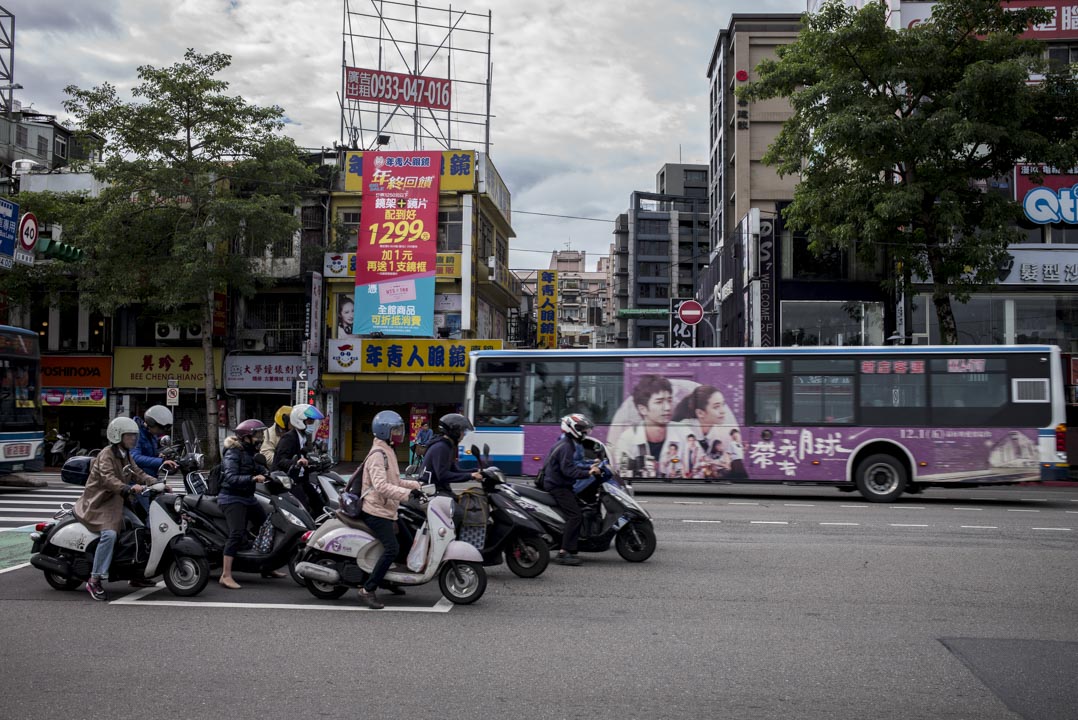 国立台湾大学前的街上,电单车等候。