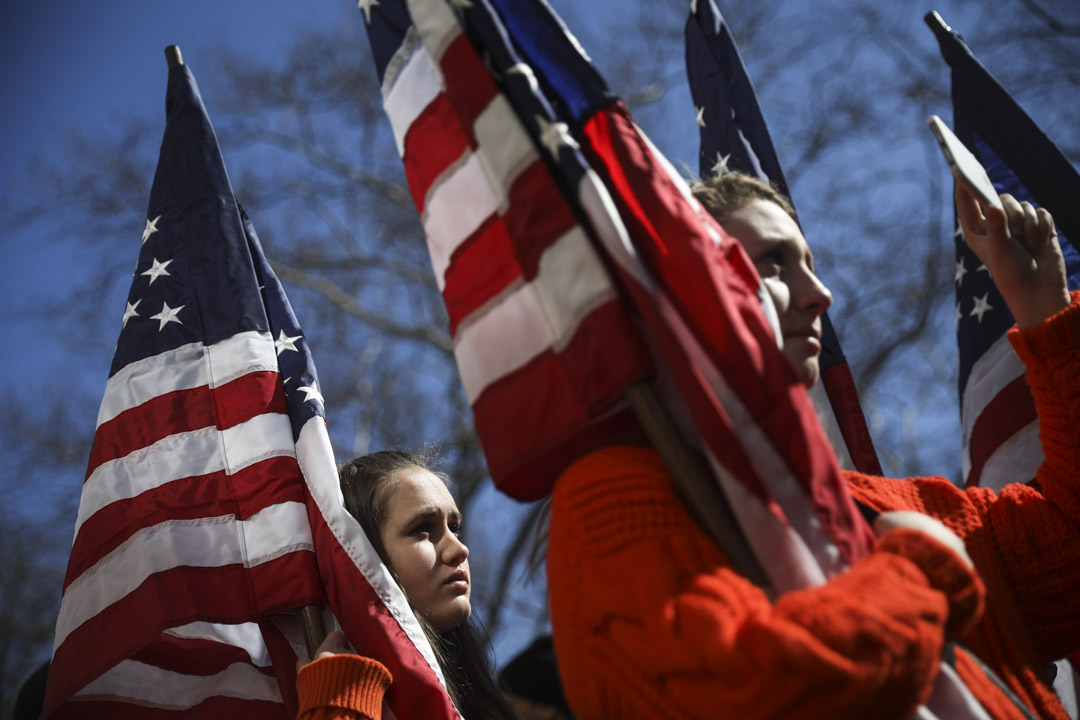 美国纽约,拿着美国国旗的新泽西州学生前来参与“March for Our Lives”全国性枪械管制游行活动。