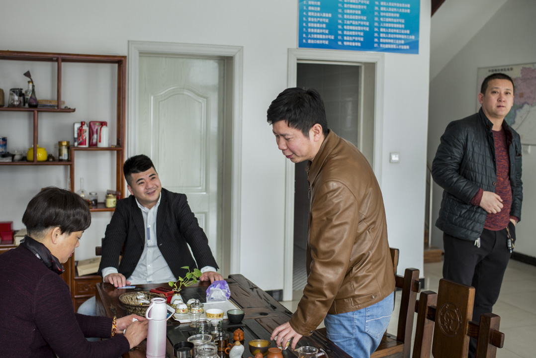 陳偉每天工作12個小時,晚上主要用來和來自天南海北的老總喝酒,午飯和下午喝茶的時間也沒有浪費,都在交流雄安新區的新進展。