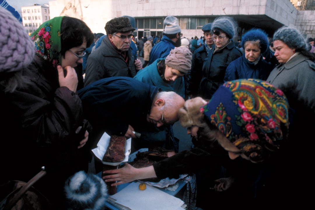 1991年,苏联刚解体,民众在俄罗斯的一个露天市杂办货。