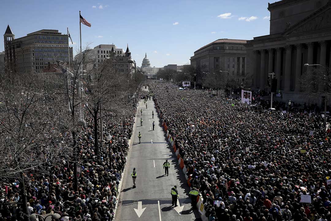 美国首都华盛顿,参与今次“March for Our Lives”集会的50名民众站满联结白宫和美国国会大厦的宾夕法尼亚大道。