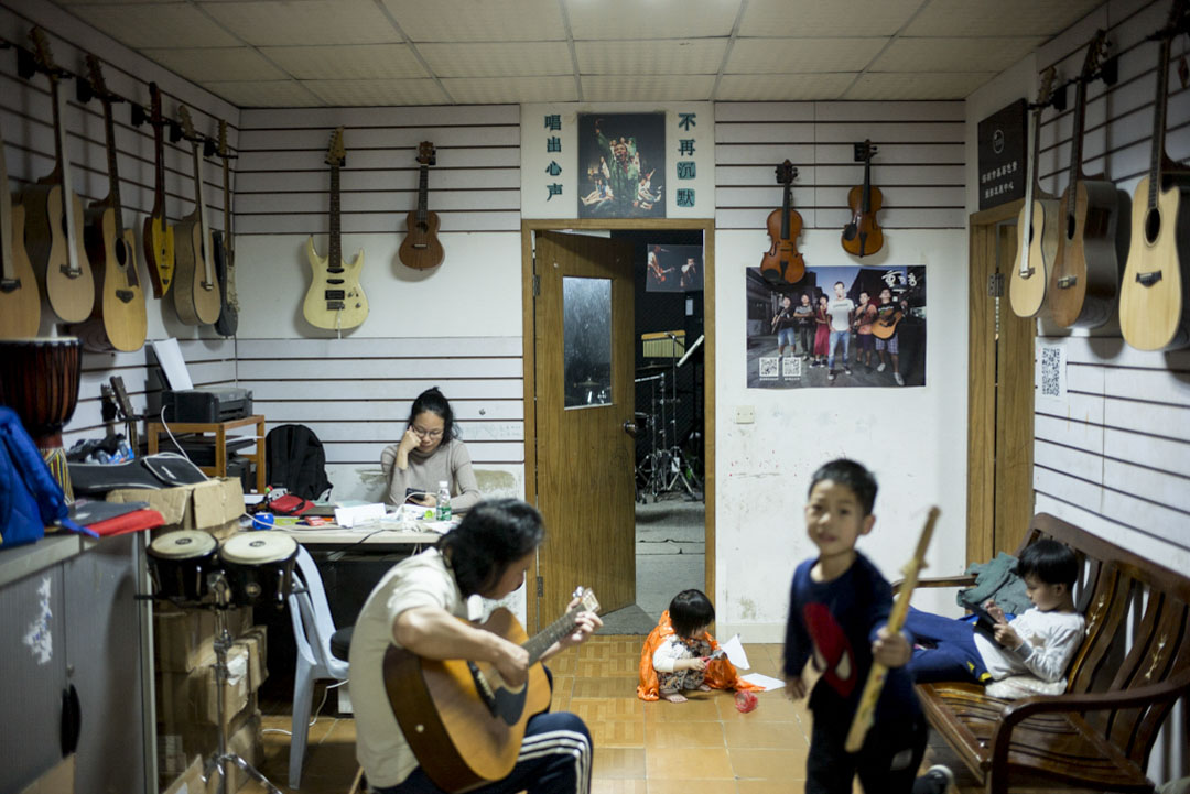 “重D音”乐队音乐室在深圳横岗一个旧小区里,主要教授工友音乐创作,也举办不少文艺活动如工人文艺工作坊、工人摄影展的布展、以及今年3月女工艺术节的筹备活动。