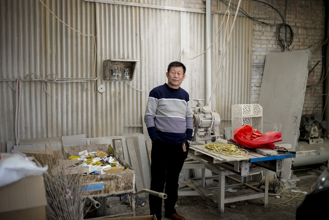 家住容城的崔喜軍有兩名兒子,今年55歲,站在已關閉的石材廠,生產設備被整齊歸置在一側,現在主要做膏藥買賣。
