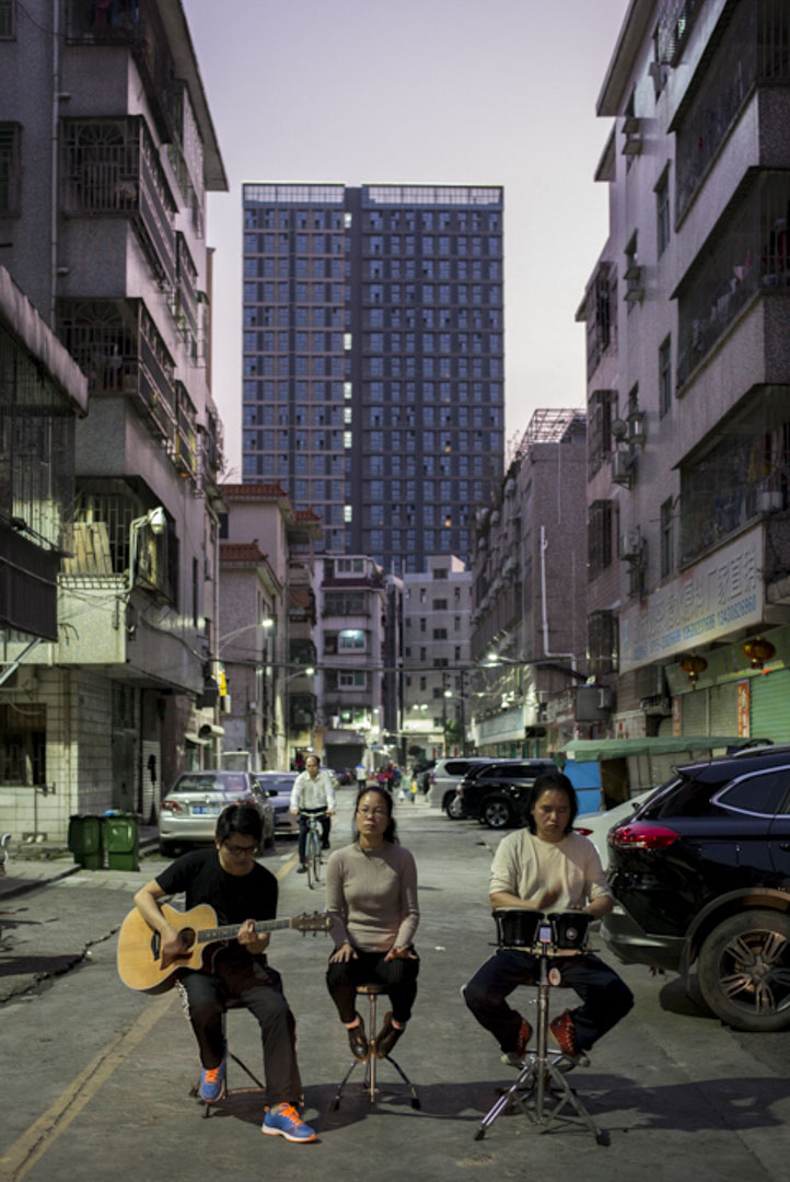 “重D音”乐队的主唱黄小娜是大陆屈指可数的工人音乐创作歌手,曾登上为劳动者举办的“打工者春节晚会”的舞台。受访当天应要求在横岗“重D音”音乐室外演唱。