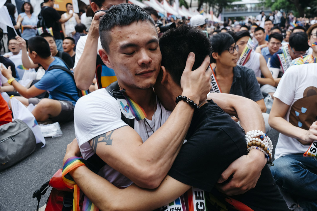 台灣的婚姻平權藉由切割「性」的成分,以性與愛與關係的單一化想像論述,終於達成了婚姻平權的里程碑。然而多元成家的法制化卻被犧牲了。同志的婚姻平權了,然而人類親密關係的多元討論,卻在公共視野當中消失了。