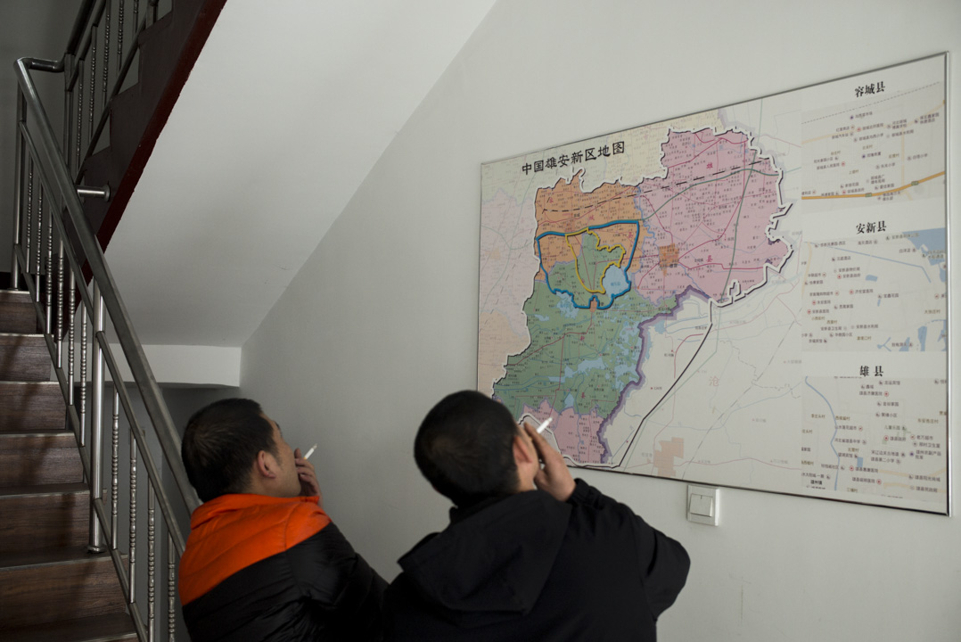 陳偉的公司在央企扎堆兒的主街道奧威路上,是一棟兩層樓的門面房,一樓是寬敞的會客區和員工辦公區,牆上掛滿雄安新區的地圖和各類規劃,二樓是辦公室。