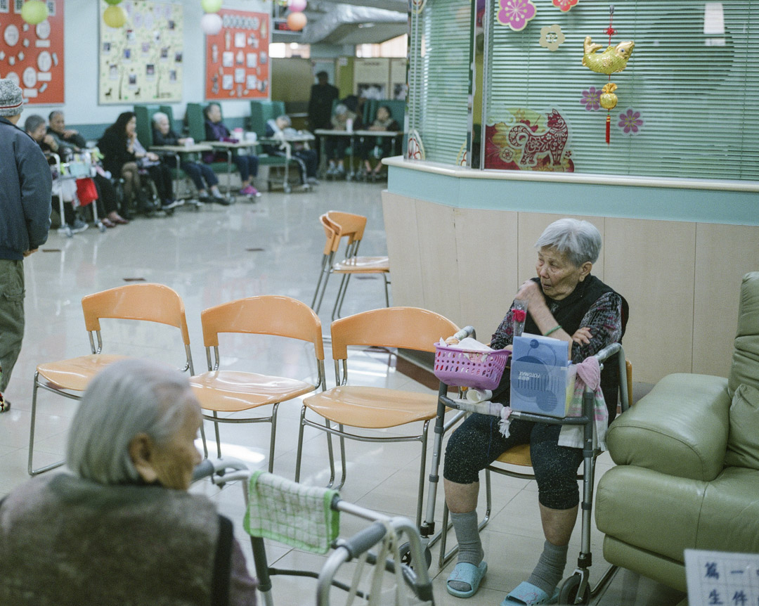 20多年后的今天,香港长者人口比97年增长约94%,接近一倍,但是安老院条例、安老规划却再无更新,照顾长者的责任,彻底从政府转移到私人市场。