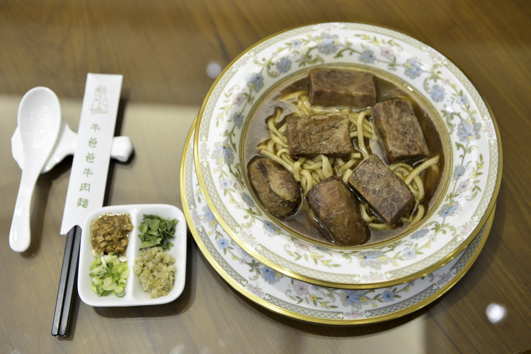 牛肉面才是真正发源自台湾的台湾小吃,且被发扬光大、百家争鸣,几乎每个台湾人都有一张自己心中的牛肉面地图。不少外国游客也被这“面多料实在、平价又管饱”的吸引,列为来台必尝的美味。