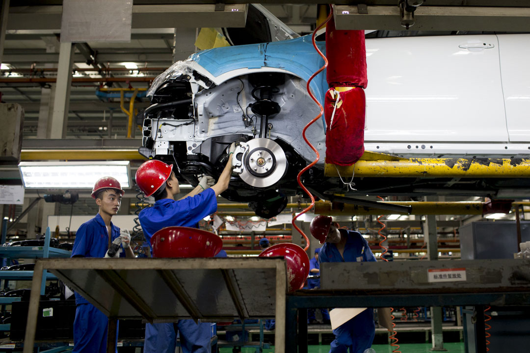 “中国制造2025”包含了从新能源汽车、人工智能到大数据、物联网在内的众多前沿科技领域，并不是“中国制造2025”名单上的所有产业最后都会开花结果。这样的“撒大网”，本身已经蕴含了政策制定者对于前景的不确定判断。图为比亚迪在深圳车厂的制造情况。