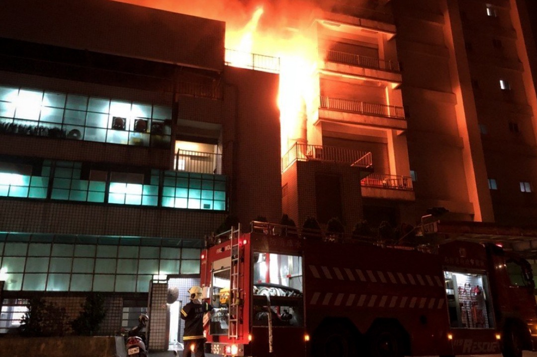 2018年4月28日深夜,台北桃園市平鎮區敬鵬工廠大廈發生大火。