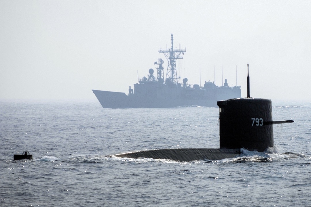 若台灣海軍潛艦兵力還有餘裕,則除了先期占領台灣周邊的伏擊區,還能前往中共潛艦部署必經之航道,甚至敵中共海軍基地附近水域執行伏擊作戰,更有機會重挫中共以潛艦部隊切斷台灣對外海上交通的行動。圖為2007年台灣高雄一帶海域的一次軍演。